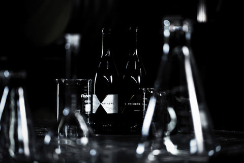 Exprimere wine bottles with beakers